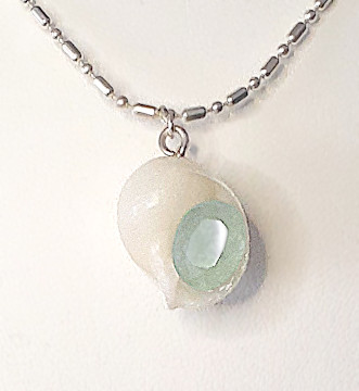 Seashell pendant with aquamarine